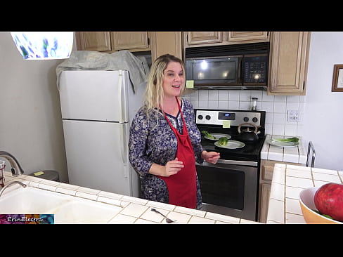 ❤️ Belle-mère qui le traie dans la cuisine avant son rendez-vous. ️❌ Porno at us ❤