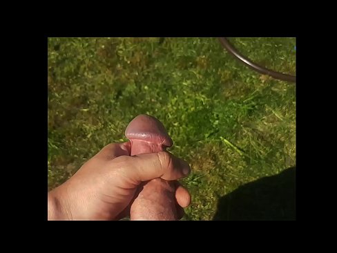 ❤️ Une chaudasse se fait baiser la chatte rose et jouit avec une giclée dans un jardin d'été... ️❌ Porno at us ❤