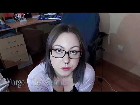 ❤️ Une fille sexy avec des lunettes suce profondément un gode devant la caméra ️❌ Porno at us ❤