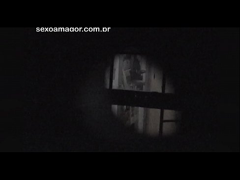 ❤️ Blondie se fait secrètement filmer par un voyeur du quartier caché derrière des briques creuses. ️❌ Porno at us ❤